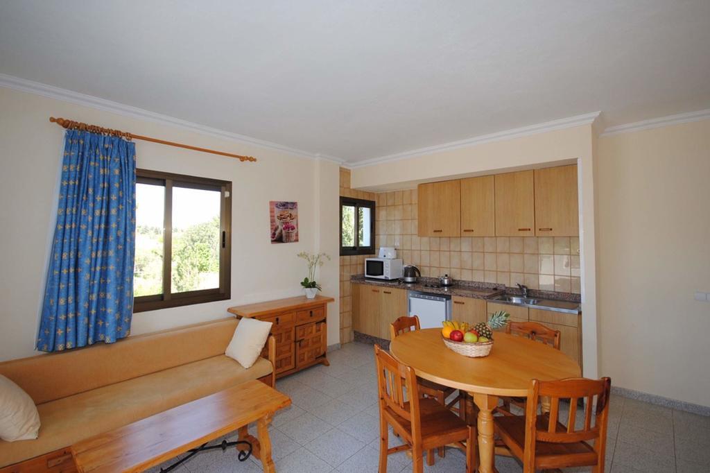 Casa Luis Apartments Santa Eulària des Riu Chambre photo